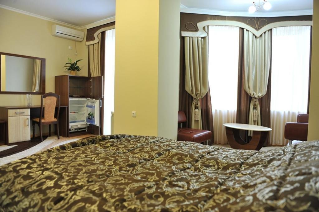 Andinna Hotel Chernivtsi Exterior photo