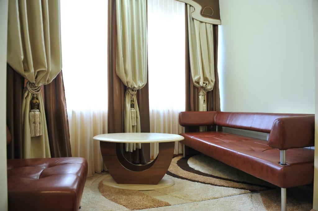 Andinna Hotel Chernivtsi Exterior photo